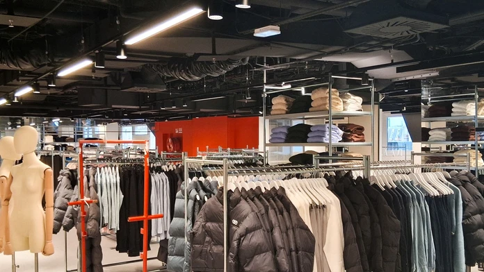 Za tričko aj šesť eur, bunda dvanásť. Nový špeciálny poplatok za ultra rýchlu módu je realitou