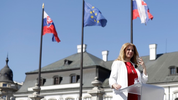 Zuzana Čaputová pred Prezidentským palácom.