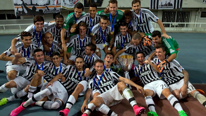 Hráči Juventusu Turín oslavujú zisk talianskeho Superpohára.