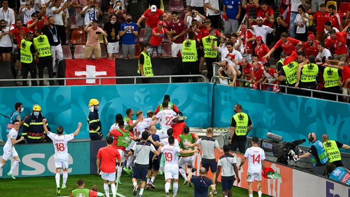 Švajčiari oslavujú postup do štvrťfinále.