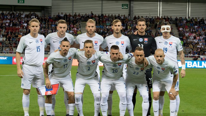 Na snímke futbalisti Slovenska počas spoločnej fotografie pred kvalifikačným zápasom so Slovinskom.