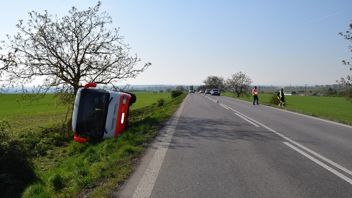 V Sečovciach sa prevrátil v zákrute autobus.