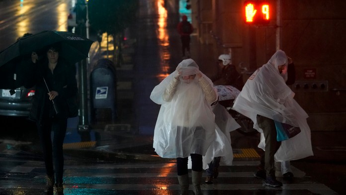 Kaliforniu potrápili silné dažde a veterná smršť, zlé počasie bude pokračovať