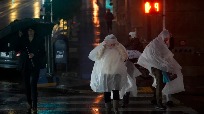 Kaliforniu potrápili silné dažde a veterná smršť, zlé počasie bude pokračovať