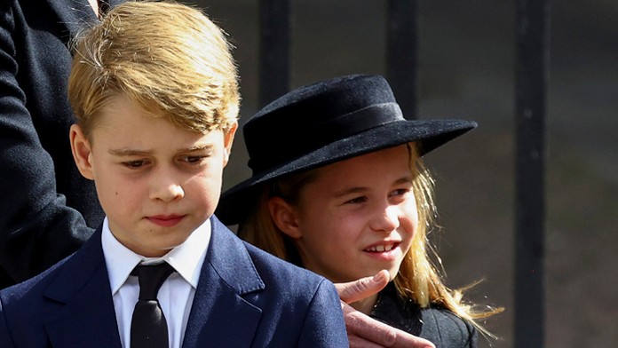 Súrodenci Charlotte a George.