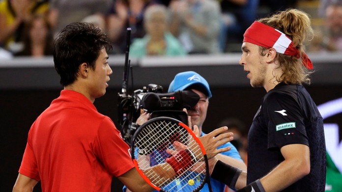 Lukáš Lacko gratuluje Keiovi Nišikorimu k výhre.