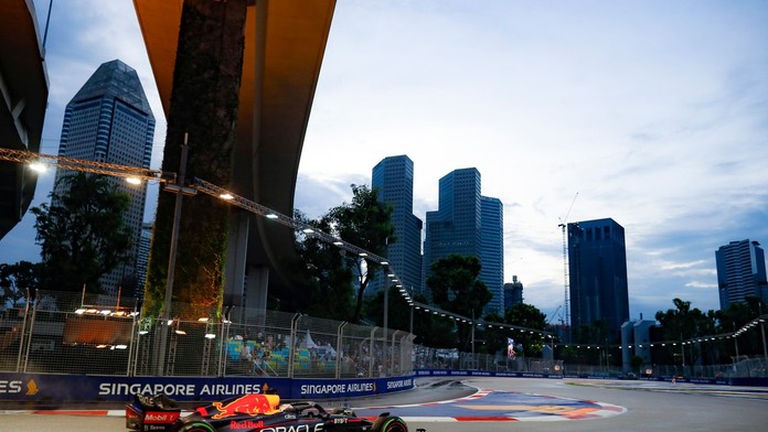 Množstvo kolízií, tropický tajfún a vypršanie dvojhodinového limitu. Singapurské peklo pre Péreza