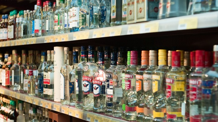 Na snímke je regál s alkoholom 