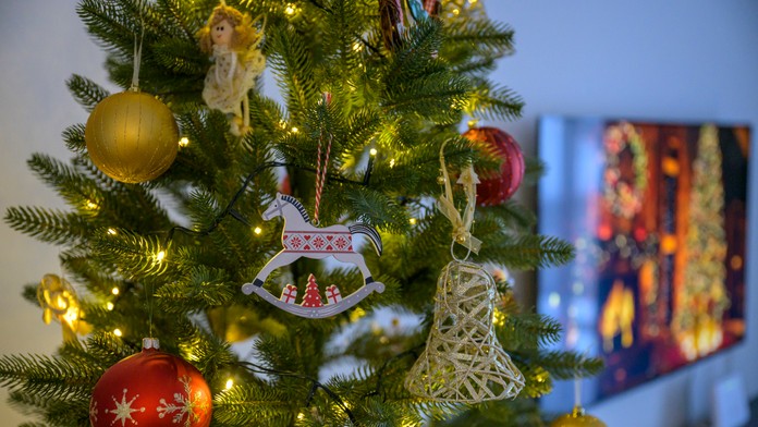 Nekvalitné vianočné svetielka môžu spôsobiť úraz alebo požiar. Na čo si dať pri kúpe pozor?