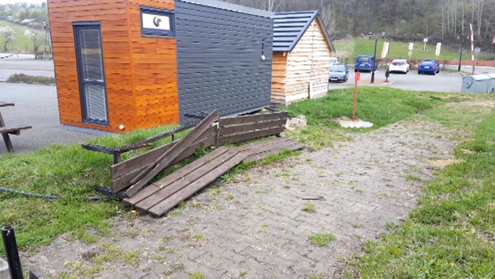 Aj takto to vyzerá pred jednou z našich jaskýň.