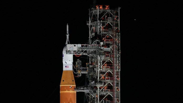 Raketa Space Launch System misie Artemis II