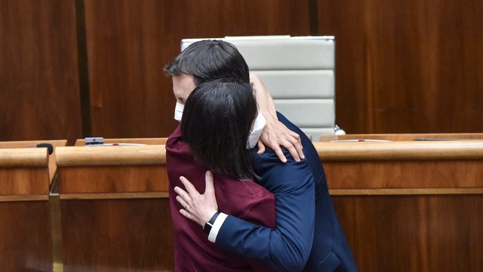 Mária Kolíková a Eduard Heger po hlasovaní v NR SR  