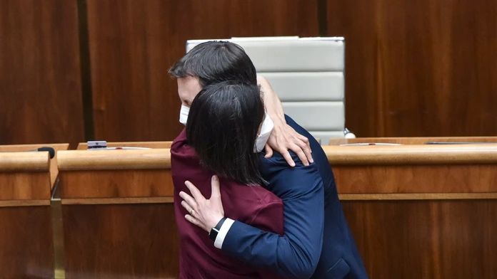 Mária Kolíková a Eduard Heger po hlasovaní v NR SR  