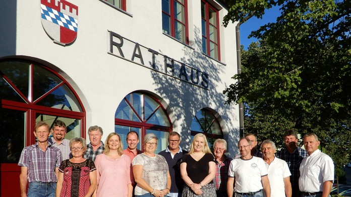 Starostka  Josefa Schmidová na fotografii v strede.