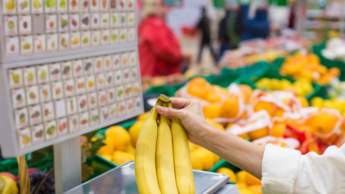 Ľudia našli spôsob, ako ušetriť peniaze na ovocí. Tento trik vyzerá veľmi bizarne