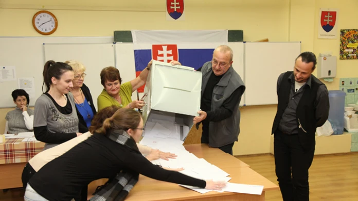 Vysypávanie urny v Komárne po komunálnych voľbách.