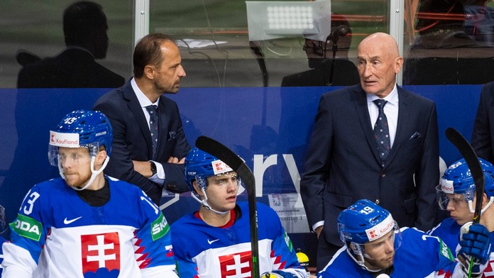 Na snímke slovenská striedačka, vpravo v pozadí hlavný tréner Craig Ramsay a jeho asistent Ján Pardavý (vpravo).