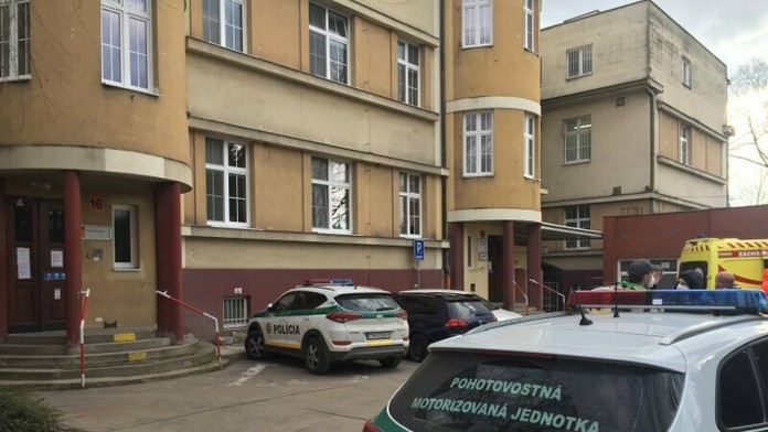 Policajné autá a sanitka pred trenčianskou nemocnicou, kde je hospitalizovaná Monika Jankovská.