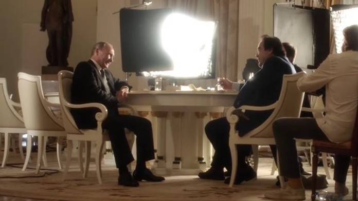 Vladimir Putin počas rozhovoru s Oliverom Stoneom.