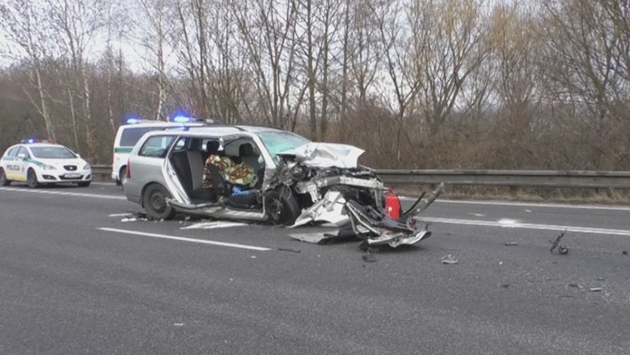 Richard Pánik (vľavo) strieľa úvodný gól zápasu proti Francúzom na MS 2019.