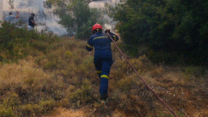 Hasič bojujúci s požiarom v Grécku. Ilustračná snímka. 