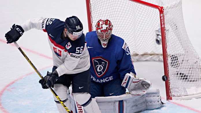 Marko Daňo pred brankárom Christobalom Huetom.