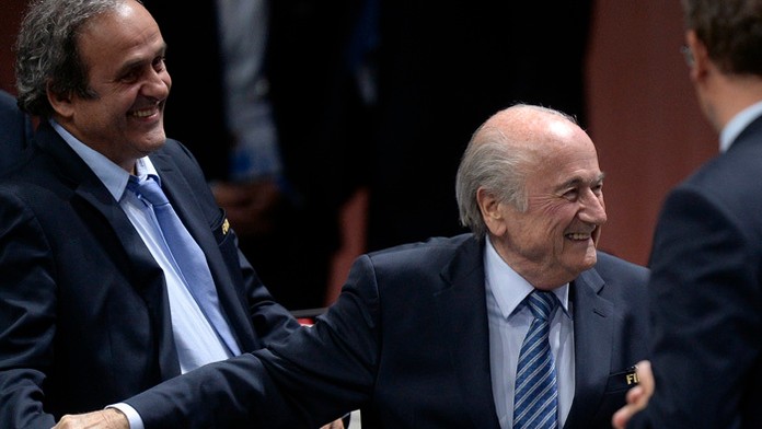Michel Platini a Sepp Blatter po voľbe prezidenta FIFA.