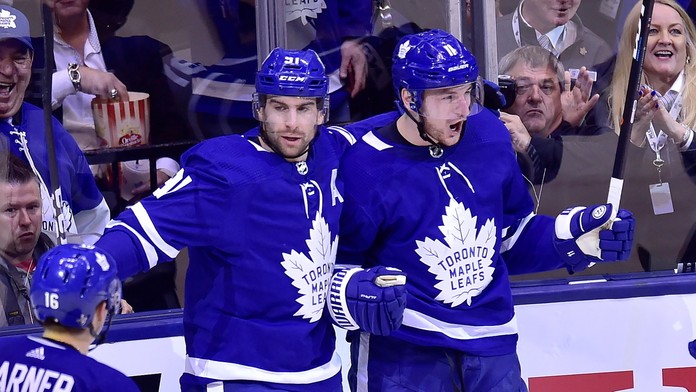 Zľava William Nylander, Travis Dermott a Jake Gardiner z Toronta oslavujú gól v 1. kole play off proti Bostonu.