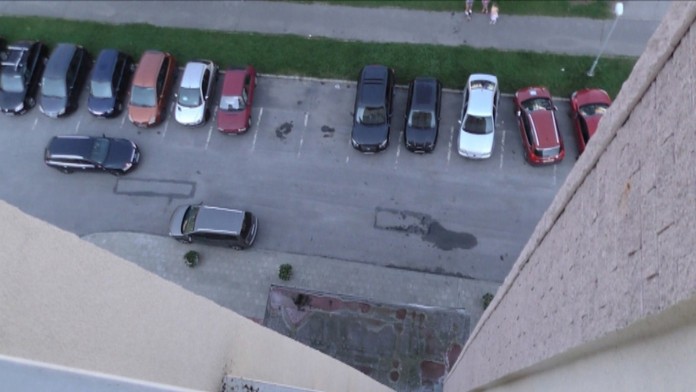 Ročnému Radkovi zachránil život prístrešok nad vchodom.