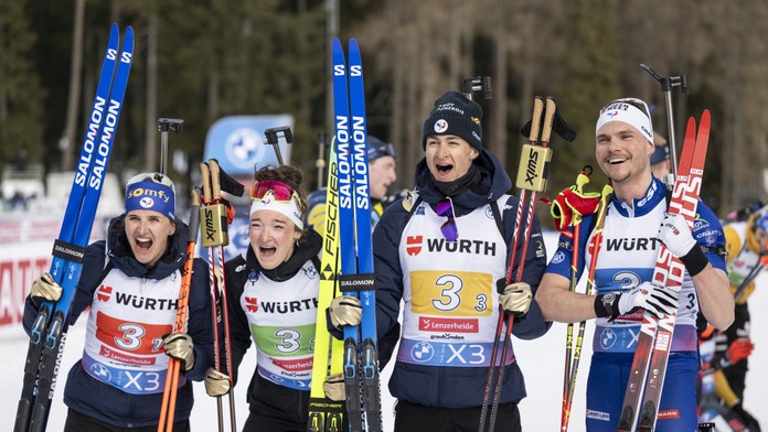 Zmiešanú štafetu jednoznačne ovládli Francúzi. Slováci po sľubnom štarte napokon mimo top 10