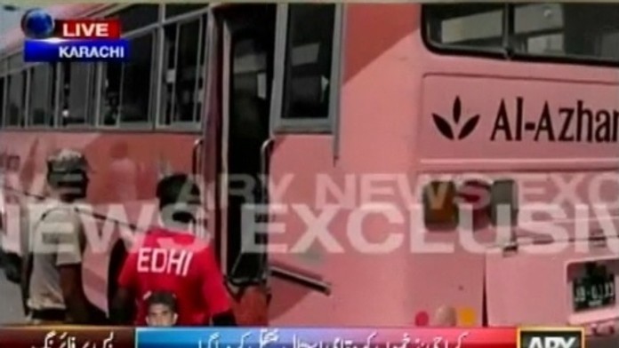 Útok na autobus v Karáči si vyžiadal najmenej 41 obetí