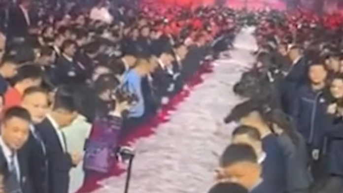 VIDEO: Tomu sa povie odmena. Šéf firmy dal na stoly milióny, zamestnanci si mohli brať, koľko chceli