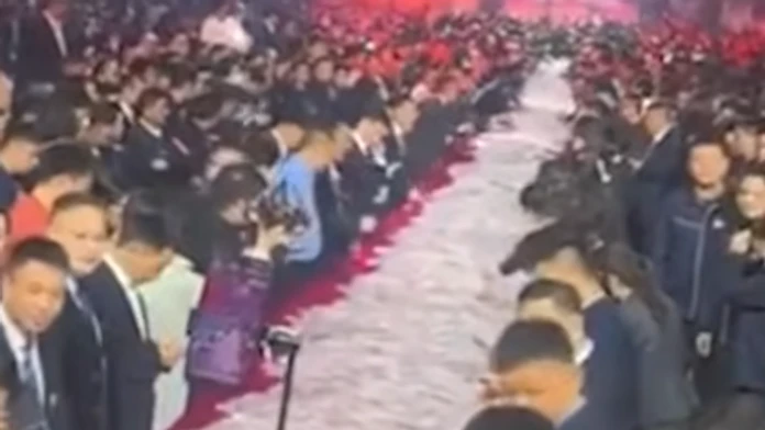 VIDEO: Tomu sa povie odmena. Šéf firmy dal na stoly milióny, zamestnanci si mohli brať, koľko chceli