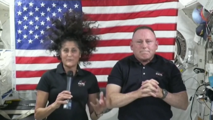Malo to byť osem dní. Dvaja astronauti, ktorí uviazli vo vesmíre, by sa mohli vrátiť až v roku 2025