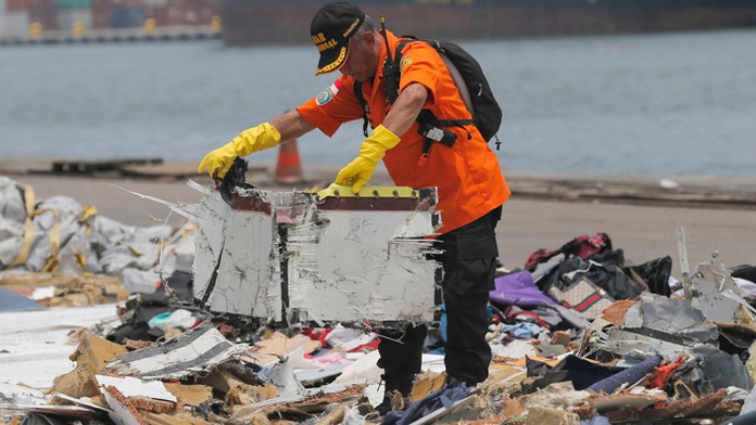 Trosky a osobné veci zo spadnutého lietadla Lion Air Flight 610, ktoré sa zrútilo v Indonézii.