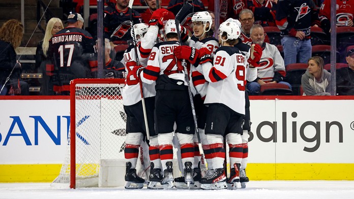 Hokejisti New Jersey Devils sa tešia z výhry v zápase zámorskej hokekovej NHL.
