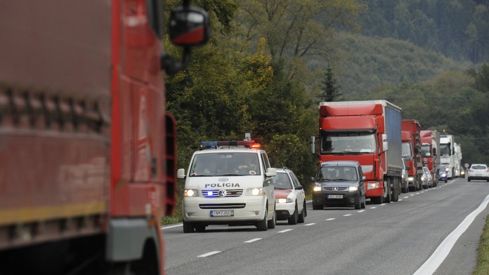 Hraničný priechod Drietoma - Starý Hrozenkov je neprejazdný. Na dve autá tam spadol strom