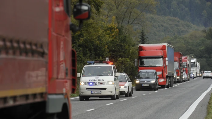Hraničný priechod Drietoma - Starý Hrozenkov je neprejazdný. Na dve autá tam spadol strom