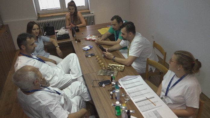 Súdni lekári testujú.