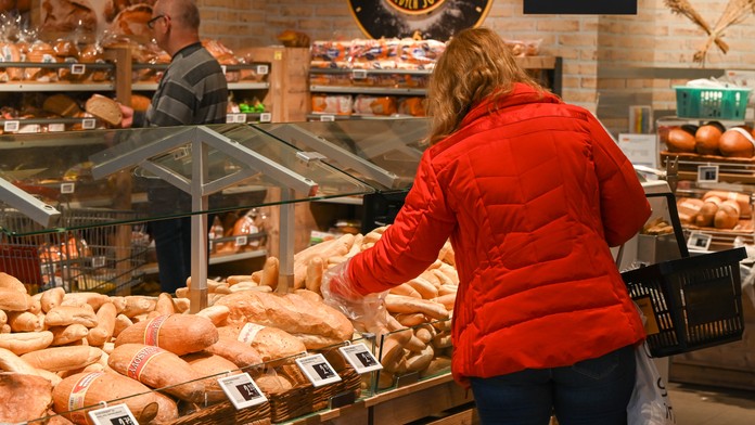 Zákazníčka nakupuje pečivo 