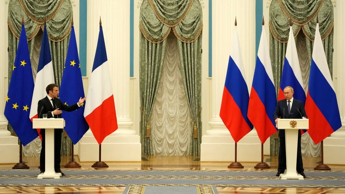 Emanuel Macron a Vladimír Putin na archívnej snímke.