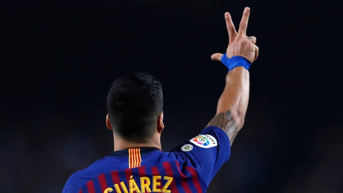 Luis Suárez z Barcelony oslavuje gól.