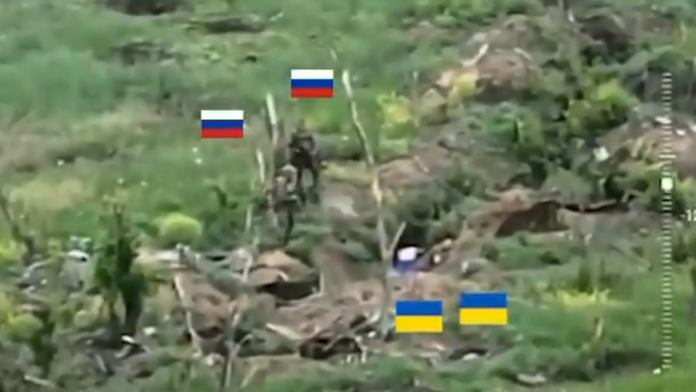 Záber z videa, na ktorom Rusi strieľajú na neozbrojených Ukrajincov