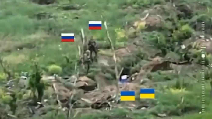 Záber z videa, na ktorom Rusi strieľajú na neozbrojených Ukrajincov