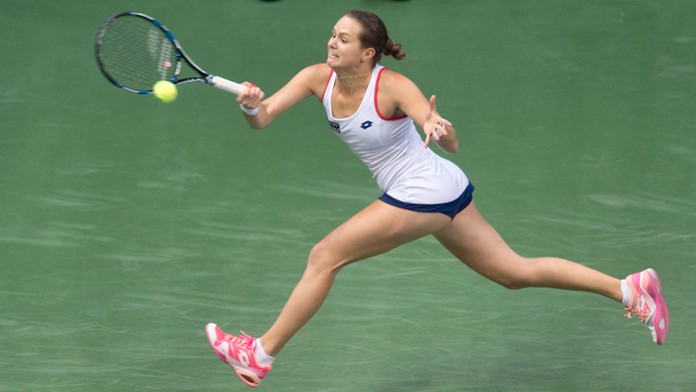 Jana Čepelová odvracia loptičku proti Samanthe Stosurovej (Austrália) v zápase Fec Cupu.