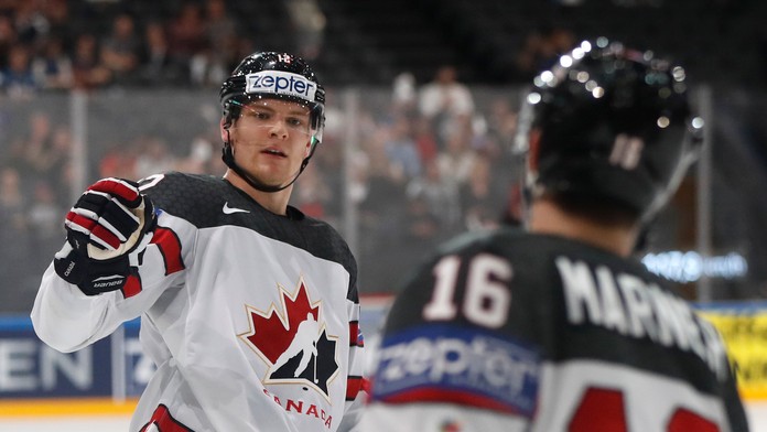 Colton Parayko (vľavo) a jeho kanadský spoluhráč Mitch Marner sa tešia zo zásahu proti Nórsku v stretnutí MS 2017.