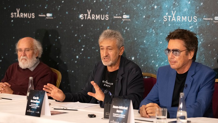 Na snímke zľava laureát Nobelovej ceny za fyziku Michel Mayor, spoluzakladateľ festivalu Garik Israelian a francúzsky hudobník a skladateľ Jean-Michel Jarre  počas predstavenia osobností festivalu vedy a umenia STARMUS 2024.
