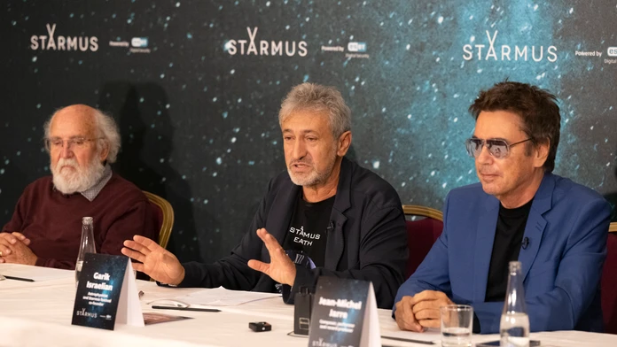 Na snímke zľava laureát Nobelovej ceny za fyziku Michel Mayor, spoluzakladateľ festivalu Garik Israelian a francúzsky hudobník a skladateľ Jean-Michel Jarre  počas predstavenia osobností festivalu vedy a umenia STARMUS 2024.