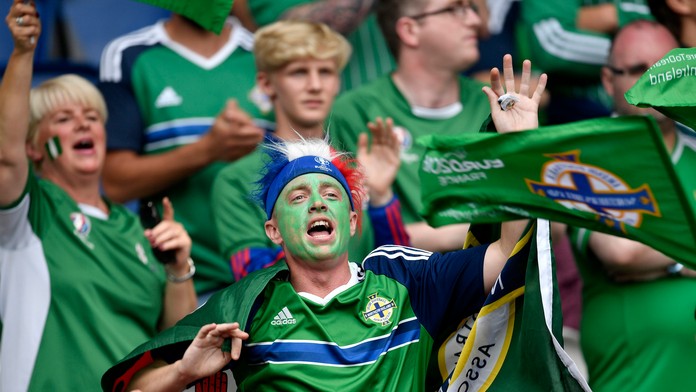 Fanúšikovia Severné Írska spievajú novy futbalový hit "Will Grigg's on Fire"