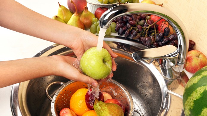 Mladík zachránil dieťa padajúce z piateho poschodia.